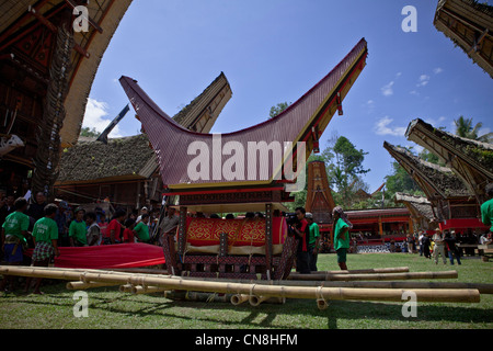 In Tana Toraja ist der Körper in einem großen und schweren Sarg, Rantepao, Sulawesi, Indonesien, Pazifik, Süd-Asien durchgeführt. Stockfoto