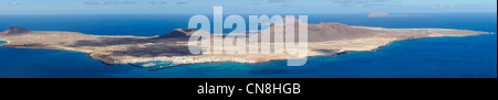 Lanzarote, Kanarische Inseln - Isla De La Graciosa. Blick vom Mirador del Rio, mit Hafen von Caleta de Sebo auf Insel. Stockfoto