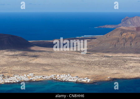 Lanzarote, Kanarische Inseln - Isla De La Graciosa. Blick vom Mirador del Rio, mit Hafen von Caleta de Sebo auf Insel. Stockfoto