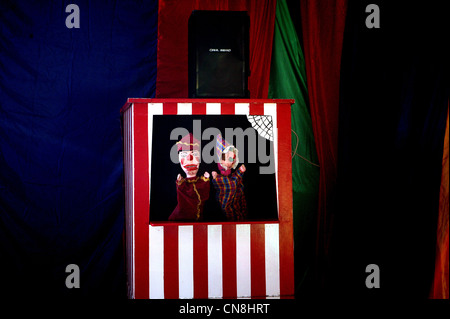 Punch and Judy, beliebte Puppenspiel mit den Charakteren von Mr Punch und seine Frau, Judy.Red & weiß gestreifte Gehäuse Stockfoto