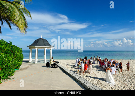 Bahamas, Grand Bahama Island, Freeport und Lucaya Beach, Trauung neben einem Kiosk auf einem weißen Sandstrand mit Blick aufs Meer Stockfoto