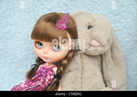 Maßgeschneiderte Blythe Puppe mit einem weichen flauschigen Beige Kaninchen Spielzeug Stockfoto