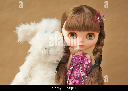 Maßgeschneiderte Blythe Puppe mit einer weichen flauschigen weißen Teddybär Stockfoto