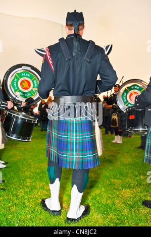 Boston gälische Feuerwehr Pipes and Drums Drummer in Kilts von hinten bei Spendenaktion für Feuerwehrmann, New York, 31. März 2012 Stockfoto