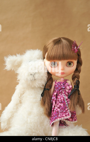 Maßgeschneiderte Blythe Puppe mit einer weichen flauschigen weißen Teddybär Stockfoto