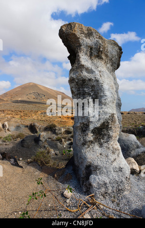 Lanzarote - Lavalandschaft auf der Calle del Candil, in der Nähe von El Majon. Standort für Off-Road Quad fahren runden Tuff-Felsen. Stockfoto