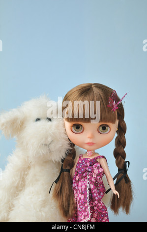 Maßgeschneiderte Blythe Puppe mit einer weichen flauschigen weißen Teddybär Stockfoto