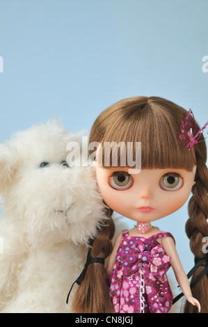 Maßgeschneiderte Blythe Puppe mit einer weichen flauschigen weißen Teddybär Stockfoto