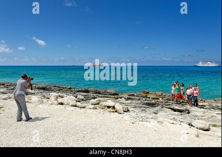 Bahamas, Grand Bahama Island, acht Meile Rock Touristen fotografieren vor der Schiffe in den Hafen des Handels Stockfoto