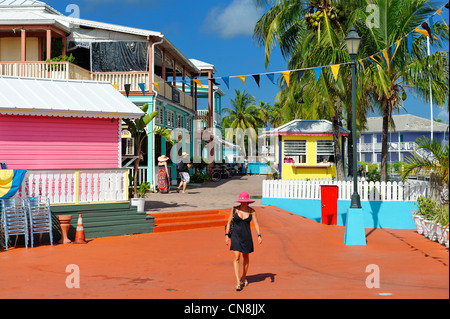 Grand Bahama Island, Freeport, Bahamas, Port Lucaya, Dorf mit Häusern im Kolonialstil lackiertem Holz am Eingang zum Hafen, eine Stockfoto