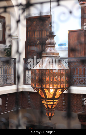 Der Innenhof des Riad oder Riad, ein traditionelles Haus für zahlende Gäste in der Medina von Marrakesch in Marokko in Nordafrika Stockfoto