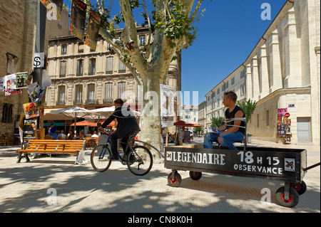 Frankreich, Vaucluse, Avignon, Place Pie, Festival d ' Avignon, Schauspieler, die ihre Show mit einem Fahrrad und Anhänger werben Stockfoto