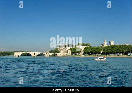 Frankreich, Vaucluse, Avignon, Pont d ' Avignon mit dem Palast der Päpste in den Hintergrund, die von der UNESCO als Welterbe gelistet, Stockfoto