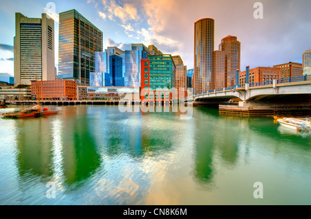 Financial District von Boston, Massachusetts betrachtet von Boston Harbor. Stockfoto