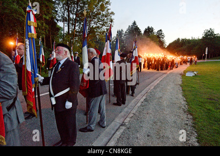 Frankreich, Meuse, Douaumont, Douamont Beinhaus, Fackelschein während der jährlichen Veranstaltung genannt die vier Tage von Verdun, Nacht-Parade der Stockfoto