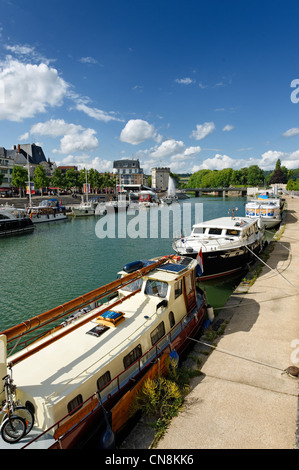Frankreich, Maas, Verdun, Quai De La Republique, touristische Boote vertäut vor Quai de Londres auf der Maas Stockfoto