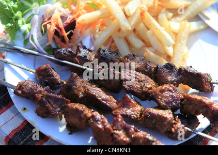 Traditionelle Lamm-Kebabs serviert mittags im Atlas-Gebirge in Marokko in Nordafrika Stockfoto