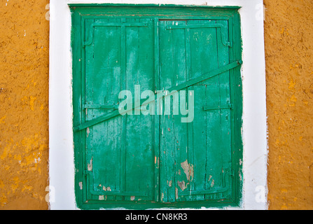 Bunte Wand und Fenster in traditionellen mediterranen Farben lackiert Stockfoto