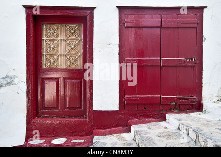 Altes Haus in Hydra-Insel, Griechenland mit Türen und Rollladen Jalousien in rot lackiert Stockfoto