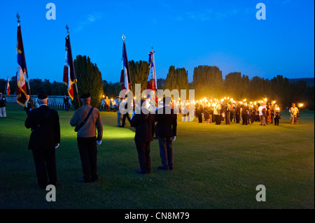 Frankreich, Meuse, Douaumont, Douamont Beinhaus, Fackelschein während der jährlichen Veranstaltung genannt die vier Tage von Verdun, Nacht-Parade der Stockfoto