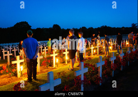 Frankreich, Maas, Douaumont, Douamont Beinhaus, Soldatenfriedhof, Ehrfurcht und Einreichung von Fackeln auf den Gräbern der Soldaten an Stockfoto