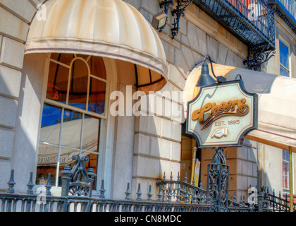 "Prost" in Beacon Hill in Boston, MA, USA. Die Bar Fassade diente für die Einspielung der gleichnamigen hit NBC TV-Show. Stockfoto