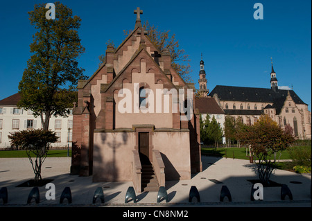 Frankreich, Bas Rhin, Molsheim, Kapelle der Jungfrau Maria und die Kirche der Jesuiten im Hintergrund Stockfoto