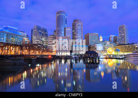 Financial District von Boston, Massachusetts betrachtet von Boston Harbor. Stockfoto