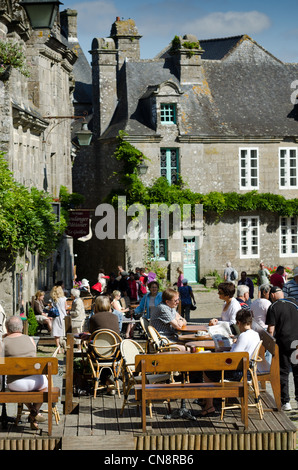 Frankreich, Finistere, Locronan, beschriftete Les Plus Beaux Dörfer de France (die schönsten Dörfer Frankreichs), Café-Terrasse Stockfoto