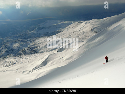 Libanon, Libanon-Gebirge, Jabal Sannine Bergkette, Backcountry Skifahrer bei der Abfahrt vom Sannine West side Stockfoto