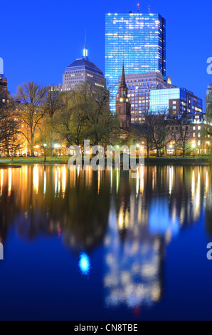 Skyline von Boston, Massachusetts von der Boston Public Gardens. Stockfoto