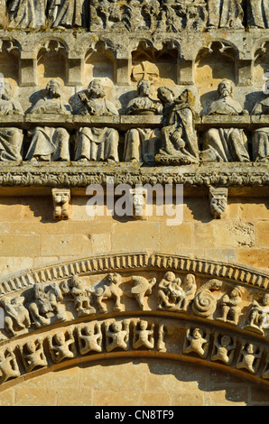 Frankreich, Vendee, Vouvant, Ste Marie Church aus dem 11.-19 th Jahrhundert im romanischen Stil, 2 Portal Swith geschnitzten Bögen Stockfoto