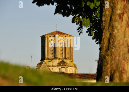 Frankreich, Vendee, Vouvant, Ste Marie Church of 11-19 th Jahrhundert im romanischen Stil, Achtkant clocktower Stockfoto