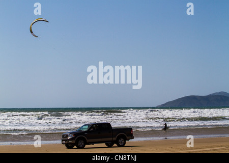 Pismo Beach Kalifornien Kite Surfer Autos LKW, Hunde, die SUVs Wohnmobile Sattelkupplung Anhänger und chaos Stockfoto