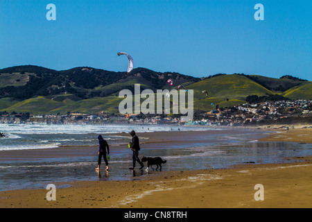 Pismo Beach Kalifornien Kite Surfer Autos LKW, Hunde, die SUVs Wohnmobile Sattelkupplung Anhänger und chaos Stockfoto