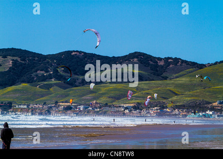 Pismo Beach Kalifornien Kite Surfer Autos LKW, Hunde, die SUVs Wohnmobile Sattelkupplung Anhänger und chaos Stockfoto