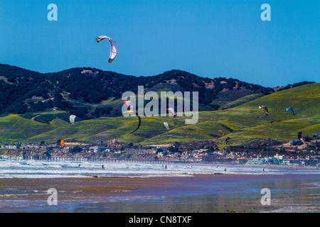 Pismo Beach Kalifornien Kite Surfer Autos LKW, Hunde, die SUVs Wohnmobile Sattelkupplung Anhänger und chaos Stockfoto