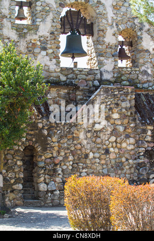 Ein Glockenturm auf dem Friedhof von Mission San Miguel in Zentral-Kalifornien Wein-Land in der Nähe von Paso Robles Stockfoto