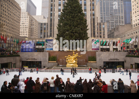 Eisbahn am Rockefeller Center in Manhattan, New York City, New York, USA Stockfoto