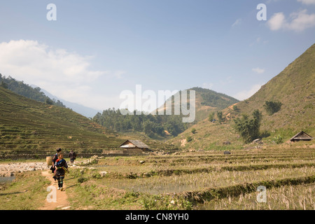 Black Hmong hill Tribe Mädchen zu Fuß unterwegs in Lao Chai Dorf in der Nähe von Sapa-Stadt, Vietnam Stockfoto