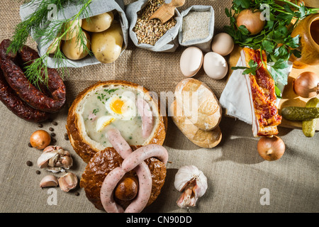 Ländliche reichhaltigen Tisch für Ostern Stockfoto