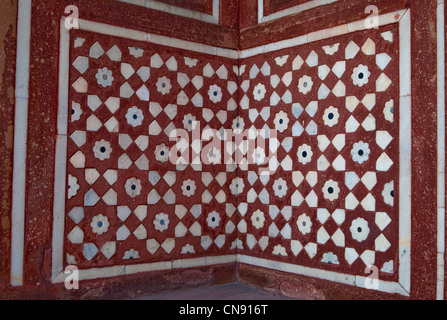 Agra, Indien. Geometrische Mauerwerk Design im Eingang zum Itimad-Ud-Daulah eingelegt. Stockfoto