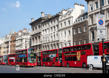 Doppelte Decker Busse aufgereiht entlang der Straße in Westminster, London Stockfoto