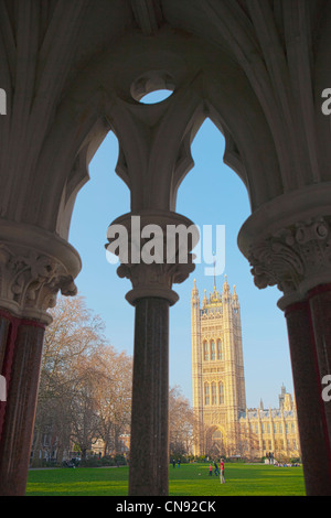 Haus des Lords innerhalb der Buxton Memorial Fountain in der Victoria Tower Gardens aus gesehen Stockfoto