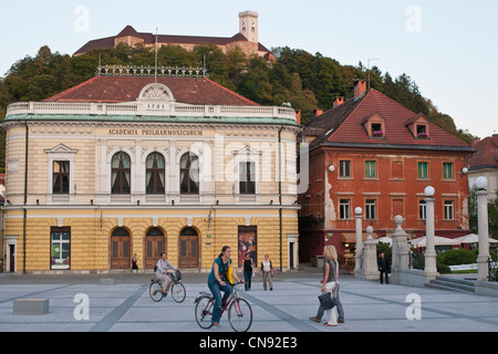 Slowenien, Ljubljana, Hauptstadt Stadt Sloweniens, der Philharmonischen Akademie auf Kongresnil Platz und die Burg im Hintergrund Stockfoto