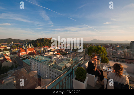 Slowenien, Ljubljana, Hauptstadt Stadt Sloweniens, Panorama der Stadt von der Terrasse des Café Abecedarium Stockfoto