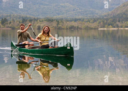 Slowenien, Goriska Region, Bovec, der Triglav National Park, Kanufahren auf dem See Bohinj Stockfoto