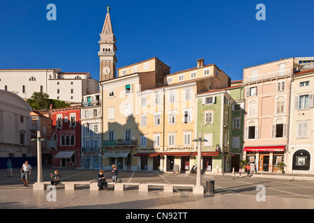 Slowenien, Golf von Triest, Adria-Küste, Primorska Region, Piran, Tartinijev Trg Platz und die Kirche von St. George Stockfoto