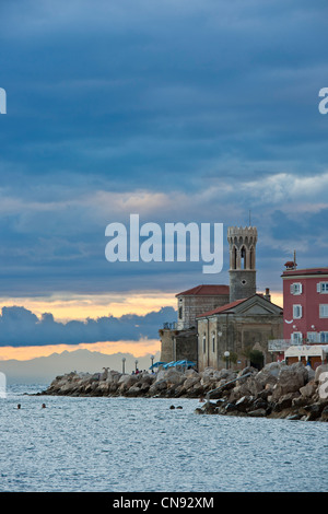 Slowenien, Golf von Triest, Adria-Küste, Primorska Region, Piran, stürmischen Ssky auf das 13. Jahrhundert Kirche von St. Clemens Stockfoto