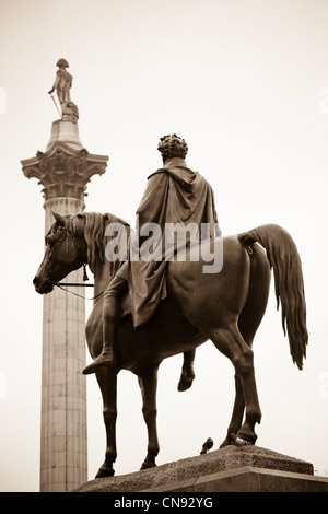 König George IV- und Nelson Säule am Trafalgar Square an einem regnerischen Tag Stockfoto